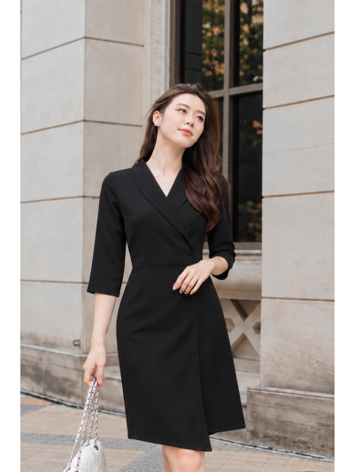 Lindy in black Dress